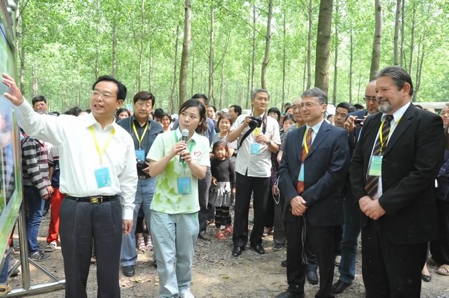 與會領(lǐng)導(dǎo)和來賓在平原林海自駕游沿線觀摩現(xiàn)場