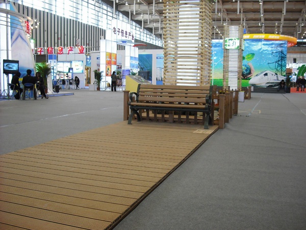 2010海峽兩岸企業(yè)家紫金山峰會中心展區(qū)采用聚鋒公司提供的綠色環(huán)保型塑木產(chǎn)品